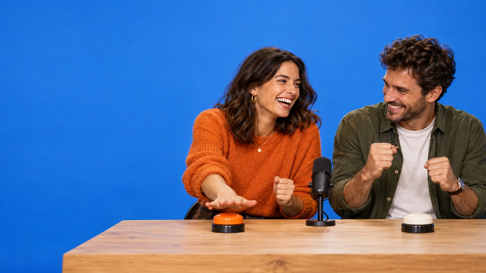 Fictieve collega’s met buzzers voor een blauwe backdrop